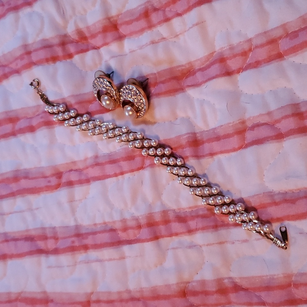 Women's costume jewelry